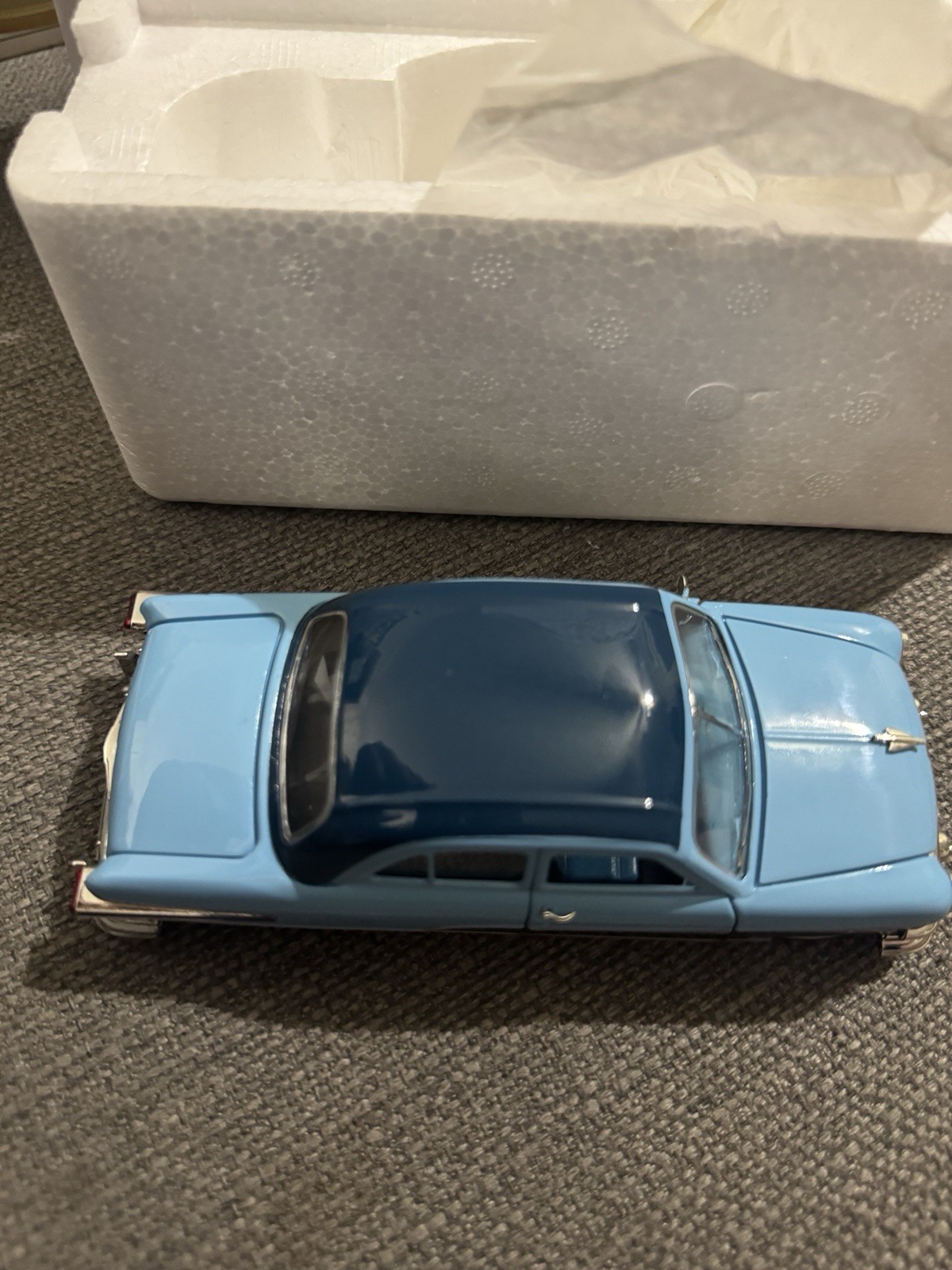 National Motor Museum Mint 1951 Ford Crestliner 1:32 Two-Tone Blue Box