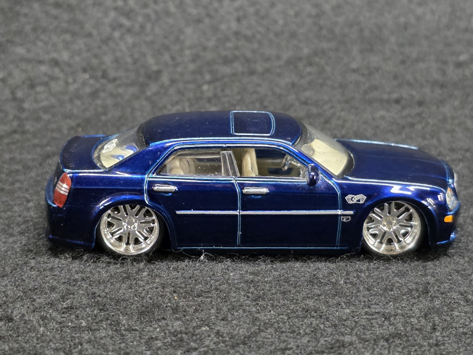 1:64 Maisto Playerz 2005 Chrysler 300C Hemi