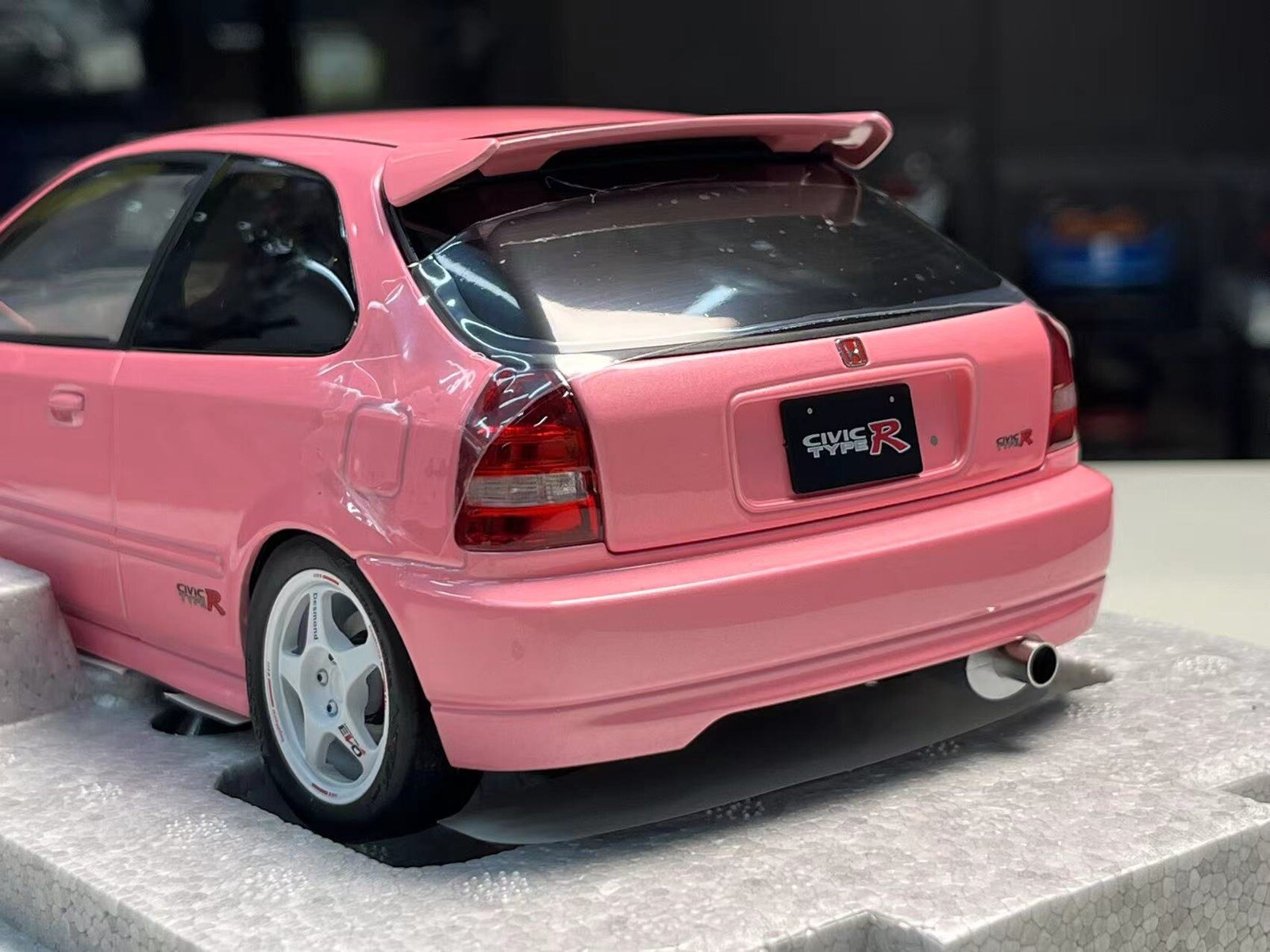 Motorhelix 1/18 honda civic type r EK9 In Light Pink