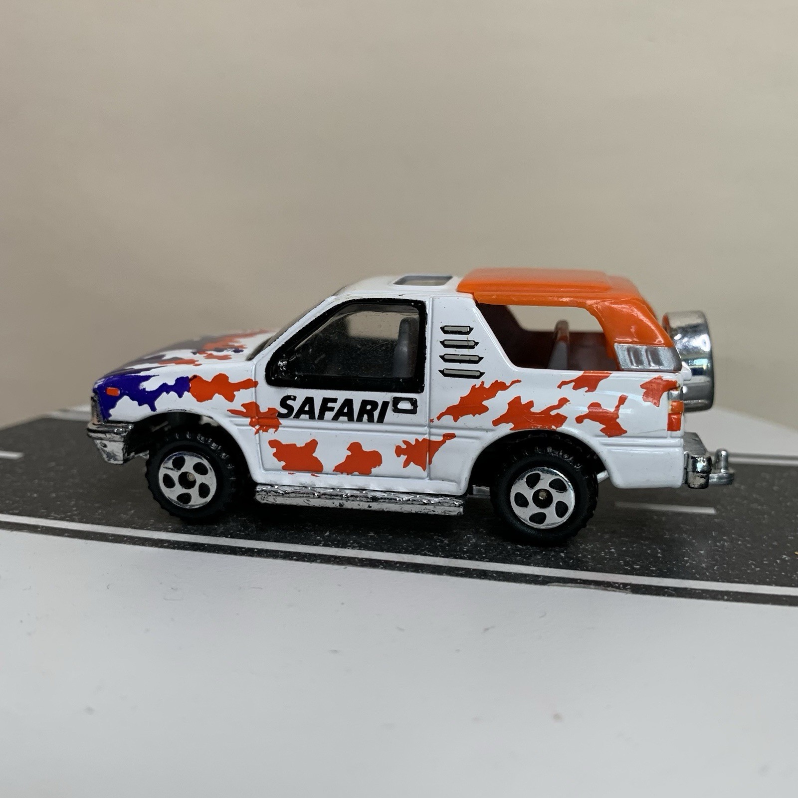 Unbranded Diecast Realtoy 1989-1994 Isuzu Amigo 2-Door SUV White Safari 1:64 NM