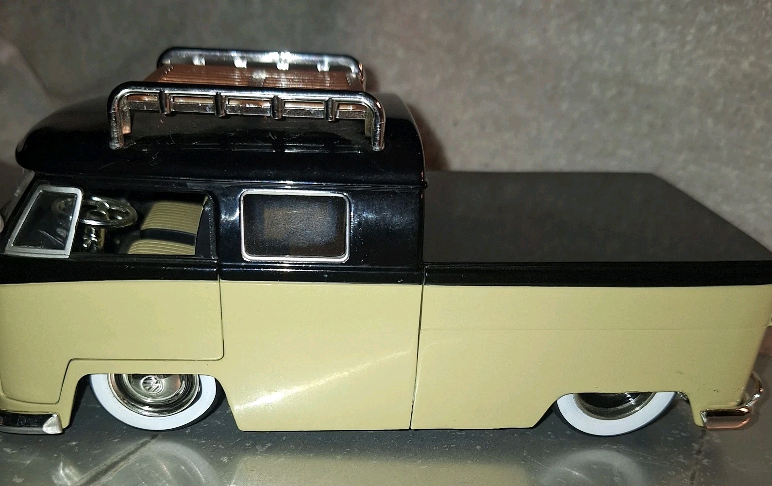 JADA V DUBS 1963 VW BUS PICKUP W RACK 1:24 Black & Tan Volkswagen JADA TOYS