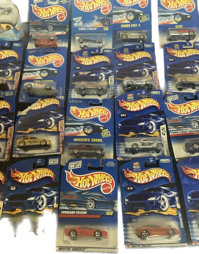 Hot Wheels Bundle – Set of 33 Assorted Cars – (PLEASE SEE PHOTOS) (9250618)