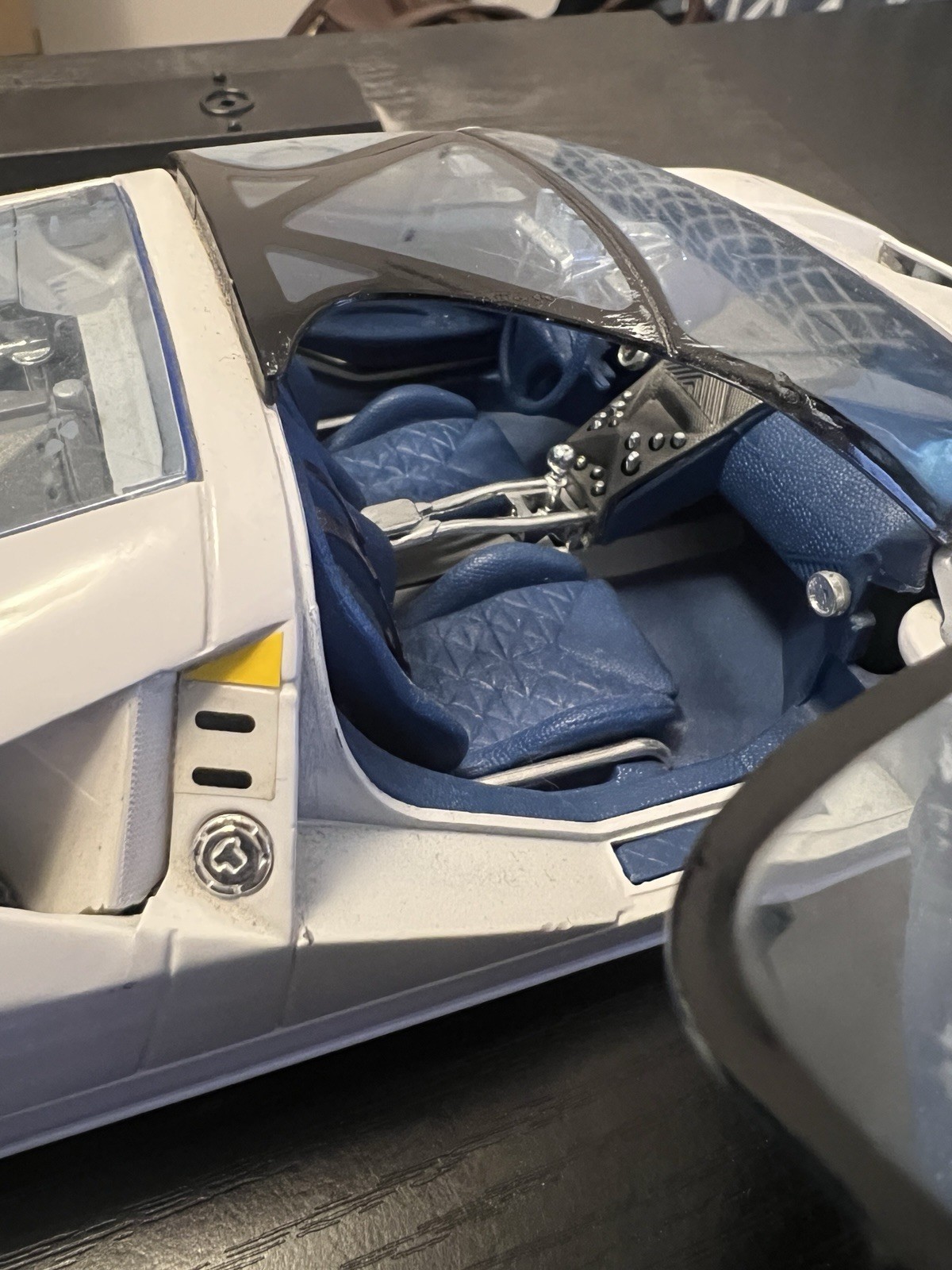 Maisto FORD GT90 Special Edition Diecast Model Car White 1:18 Scale With Stand