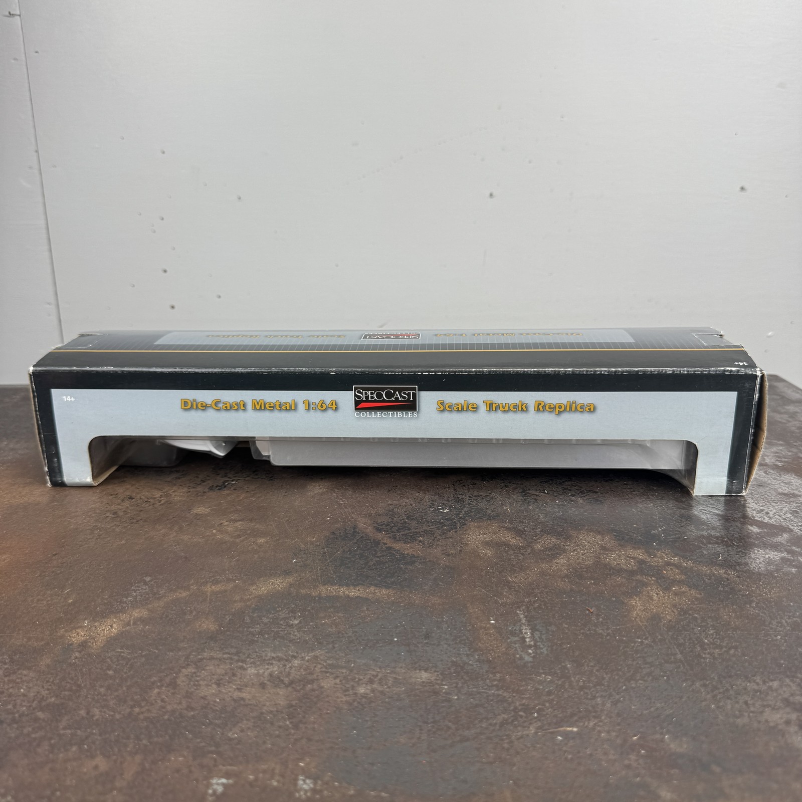 SpecCast Maines Paper / Tyson VOLVO 770 & Trailer 1:64 #31611