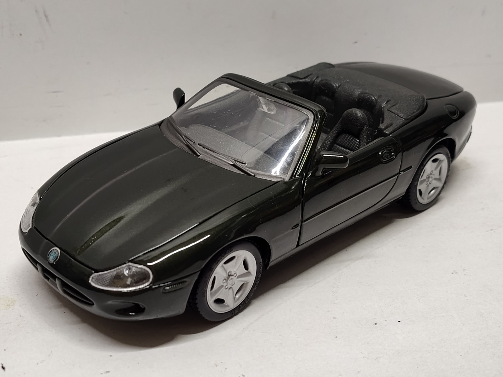 Maisto 1996 Jaguar XK8 Convertible Roadster 1:24 Scale Diecast Car Dk Green Toy