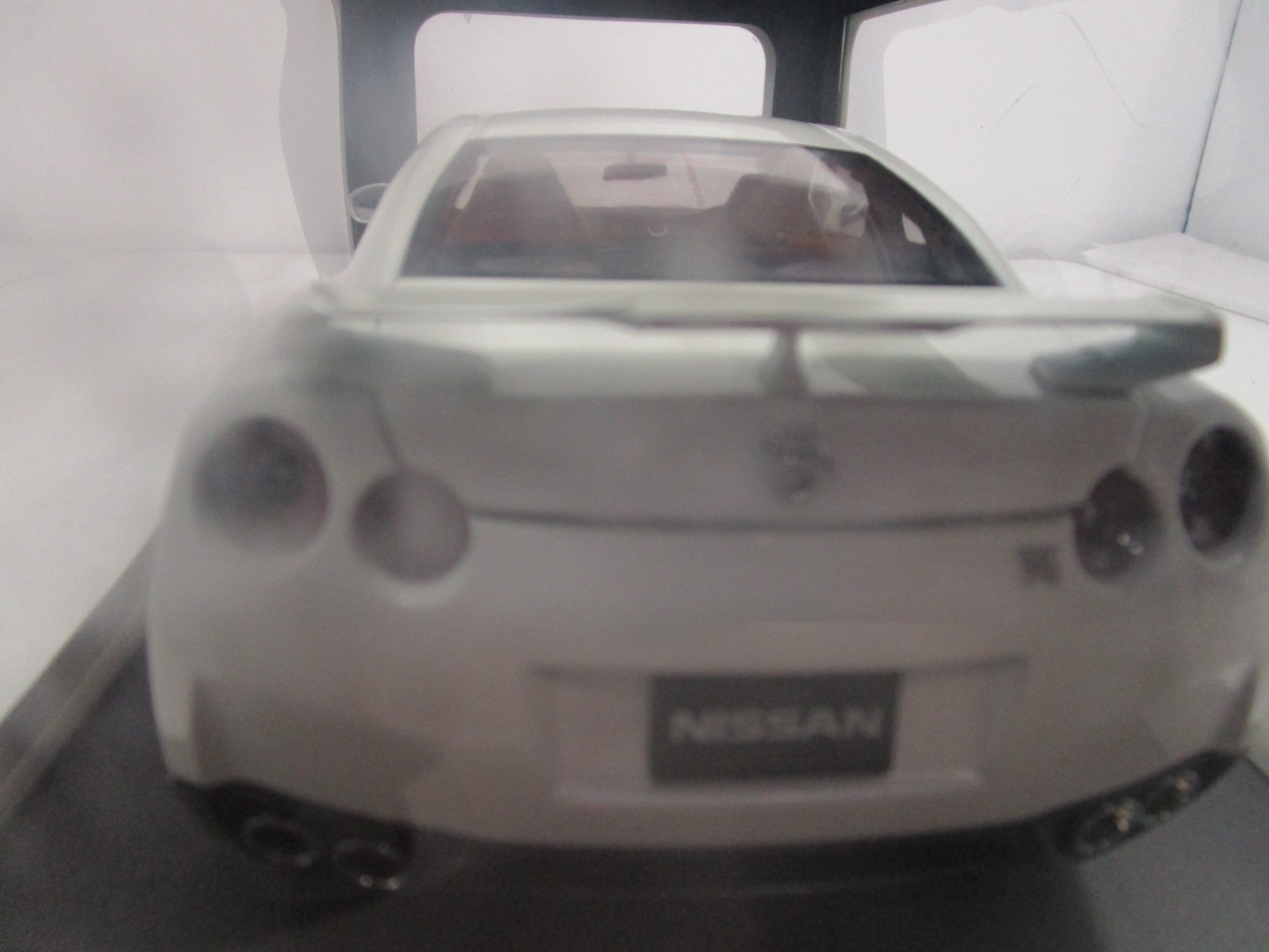 AUTOART 1/18 MILLENNIUM WHITE PEARL NISSAN GT-R *ISSUE* NOT PERFECT READ