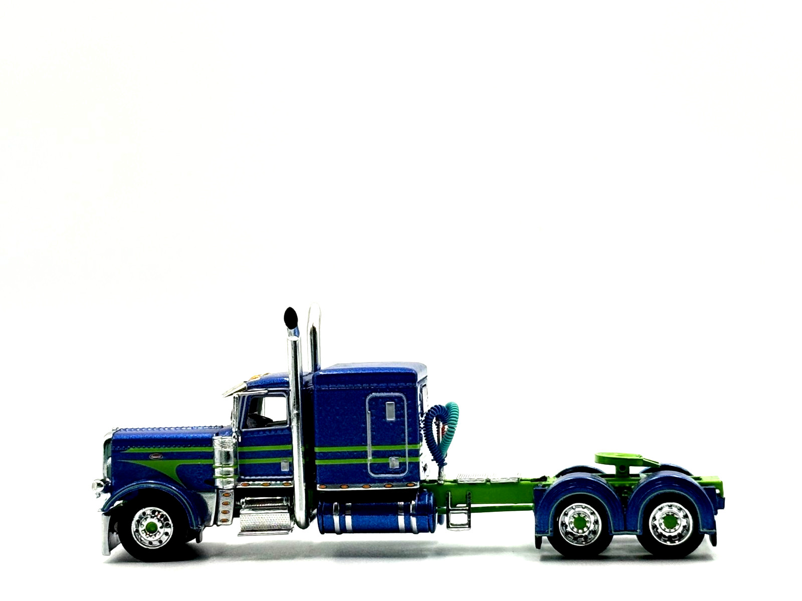 DCP 1/64 Peterbilt 389 63″ Flat Top & Wilson 43′ Pacesetter 60-1709