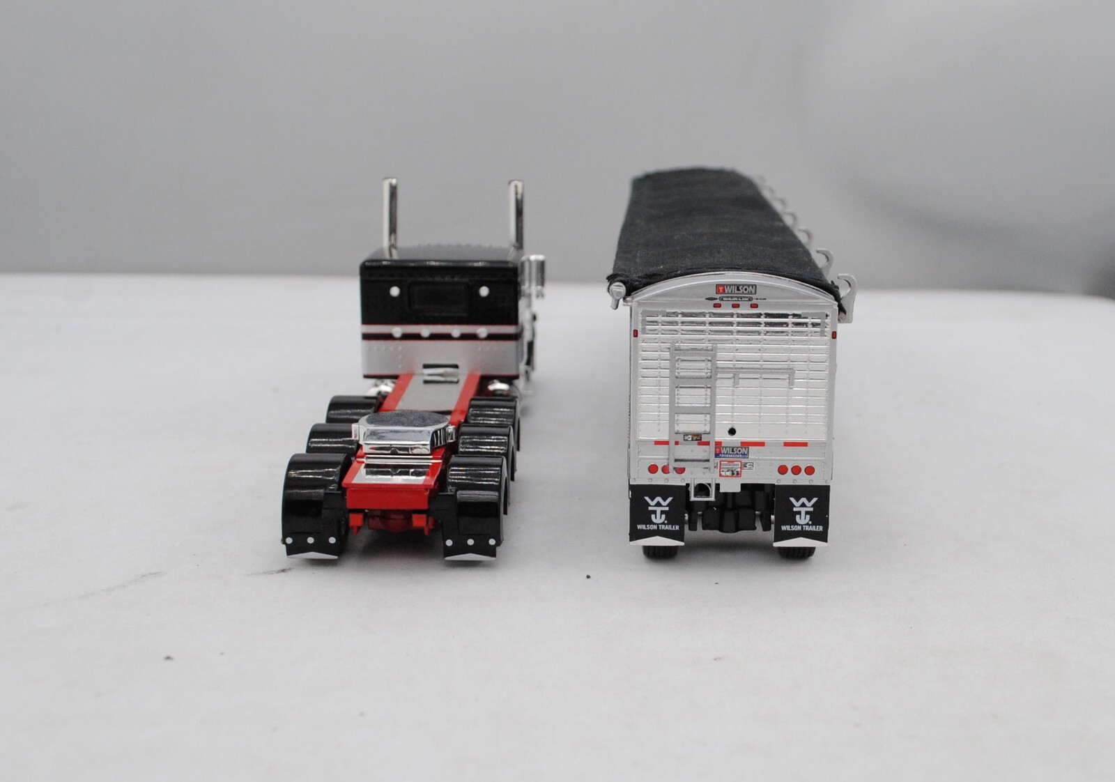 DCP 1/64 Red Black Silver Tri-Axle Peterbilt 389 Wilson Tri-Axle Grain 60-1473
