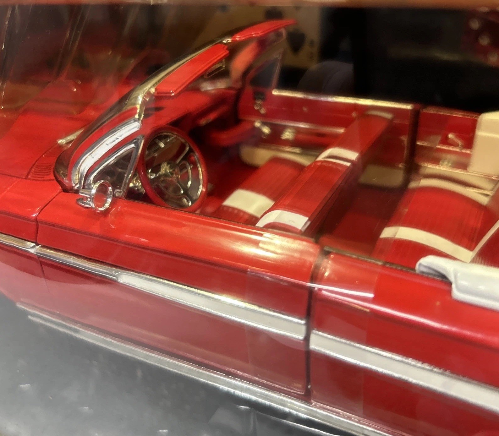 1:18 Malibu International Loc Riderz ’61 Chevy Impala SS Convertible Lowrider