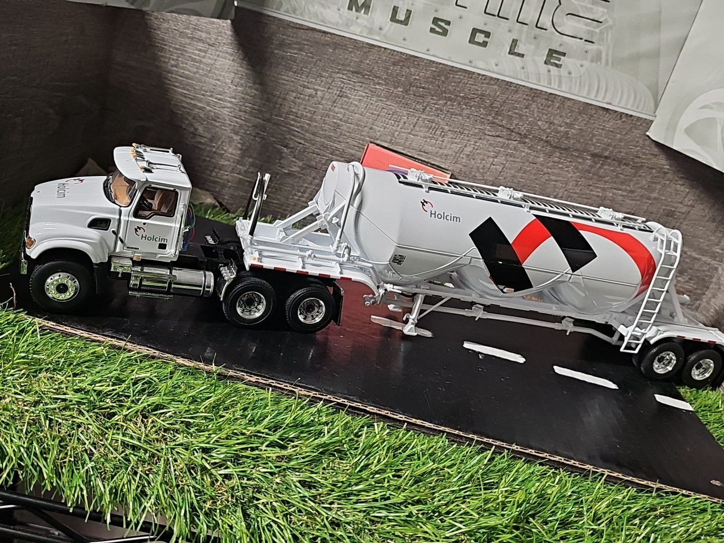First Gear Holcim Dry Bulk Tanker Truck 1:34 Scale Diecast Truck/Trailer NO BOX