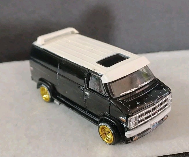 Greenlight ( CUSTOM) 1978 GMC VANDURA VAN