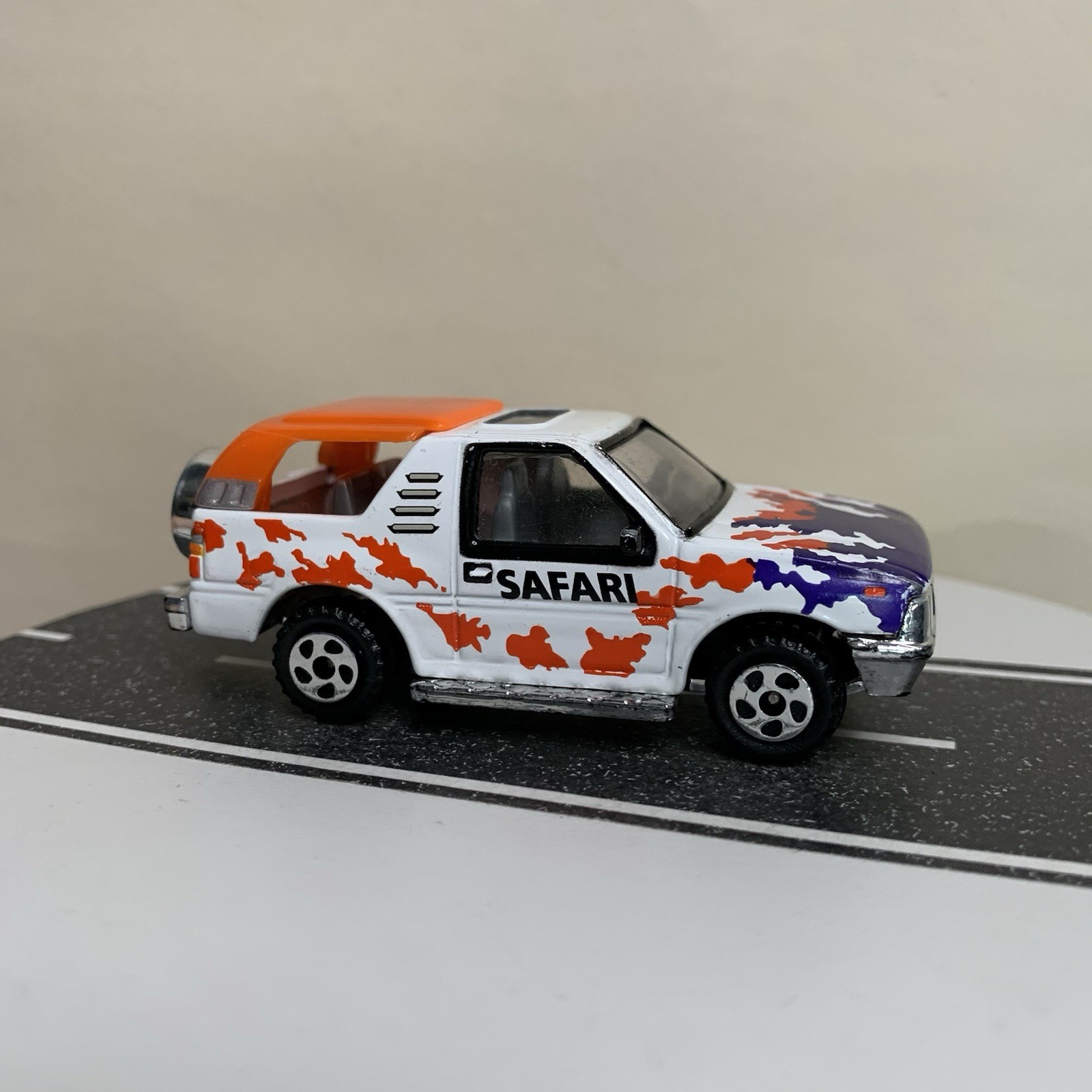 Unbranded Diecast Realtoy 1989-1994 Isuzu Amigo 2-Door SUV White Safari 1:64 NM