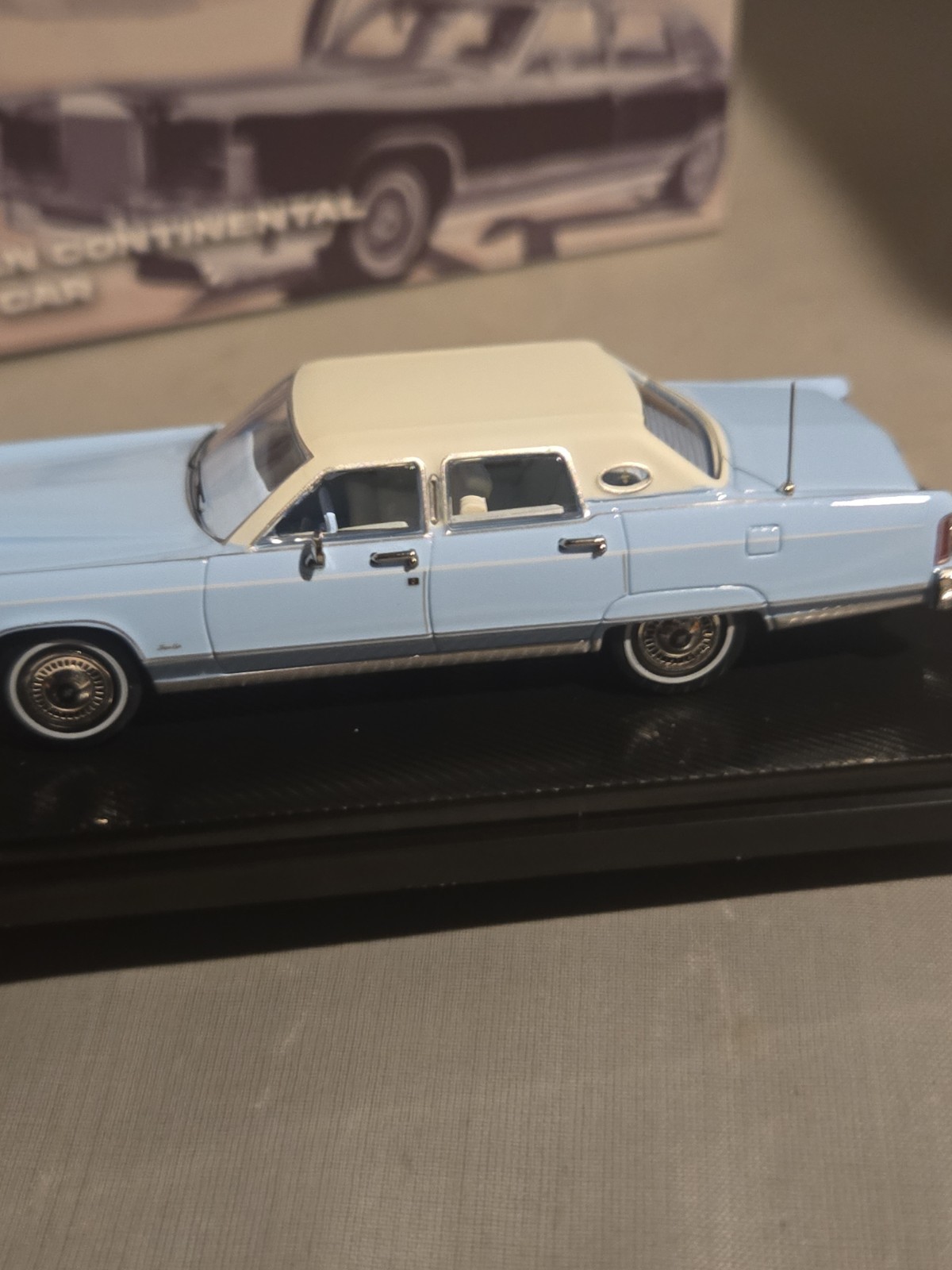 Turning Crush SunStar 1:64 1979 Lincoln Continental Town Car Diecast Light Blue