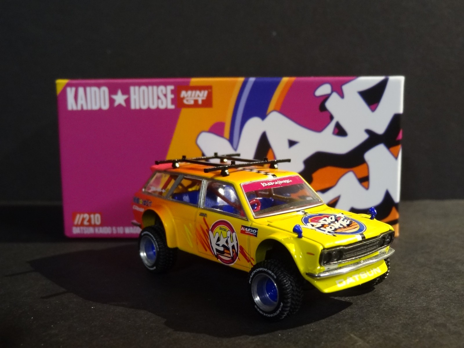KAIDO HOUSE x MINI GT – DATSUN 510 WAGON 4X4 KAIDO ISLANDS V1 #KHMG210 -SEALED