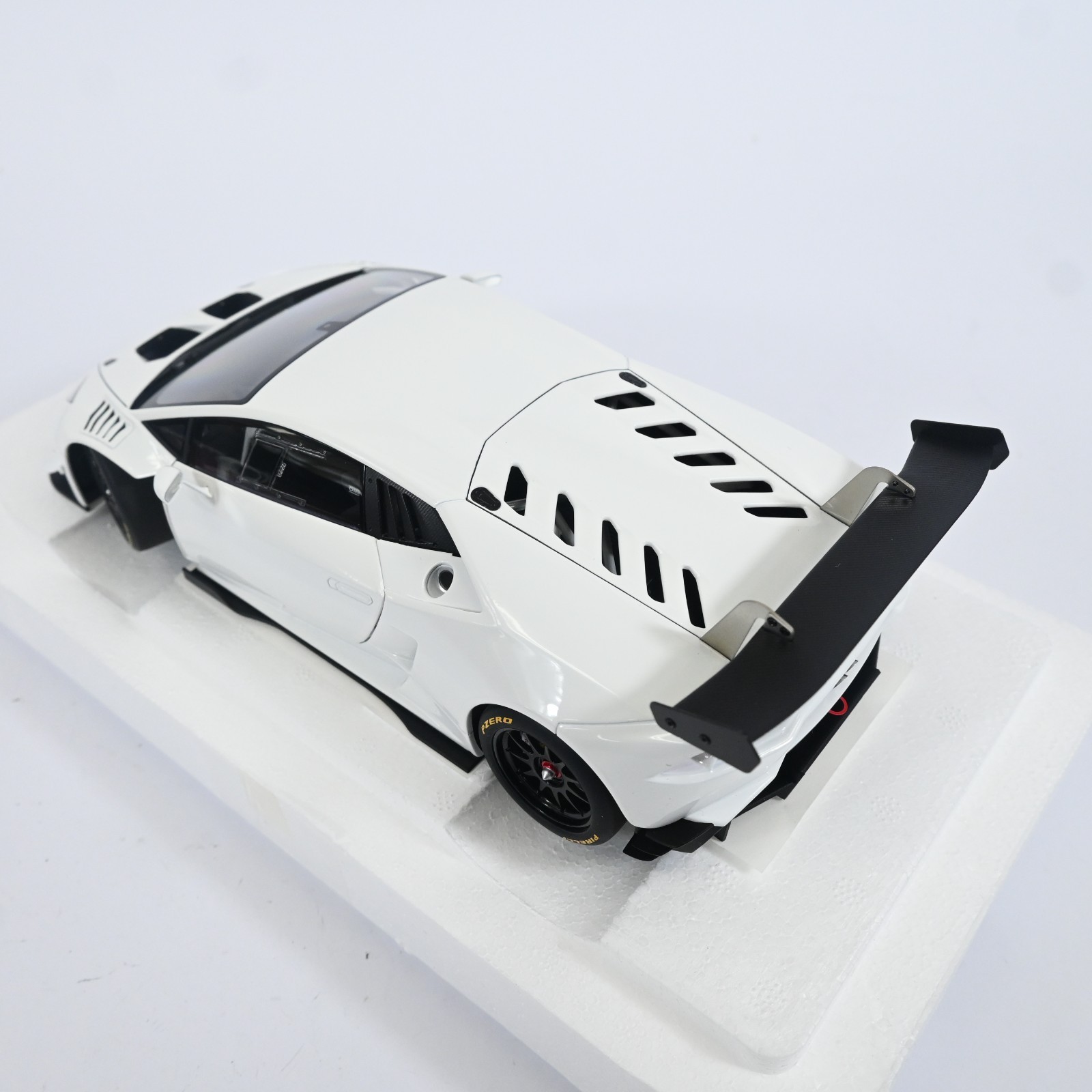 AUTOart 1/18 Lamborghini Huracan LP620-2 Super Trofeo White Diecast Model Car
