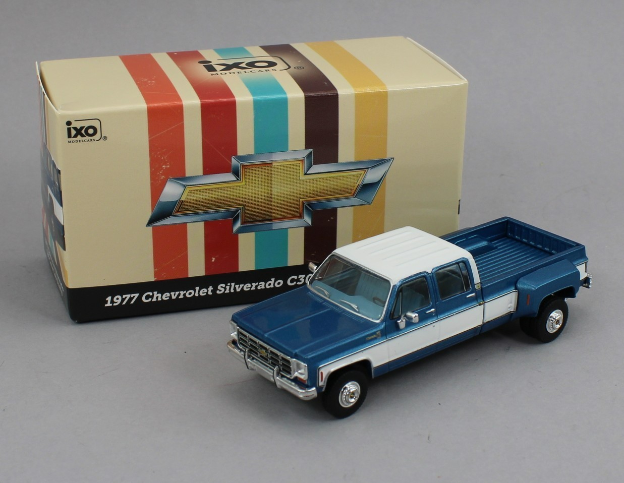 1:64 IXO Models *BLUE & WHITE* 1977 Chevrolet Silverado C30 Dually Pickup Truck