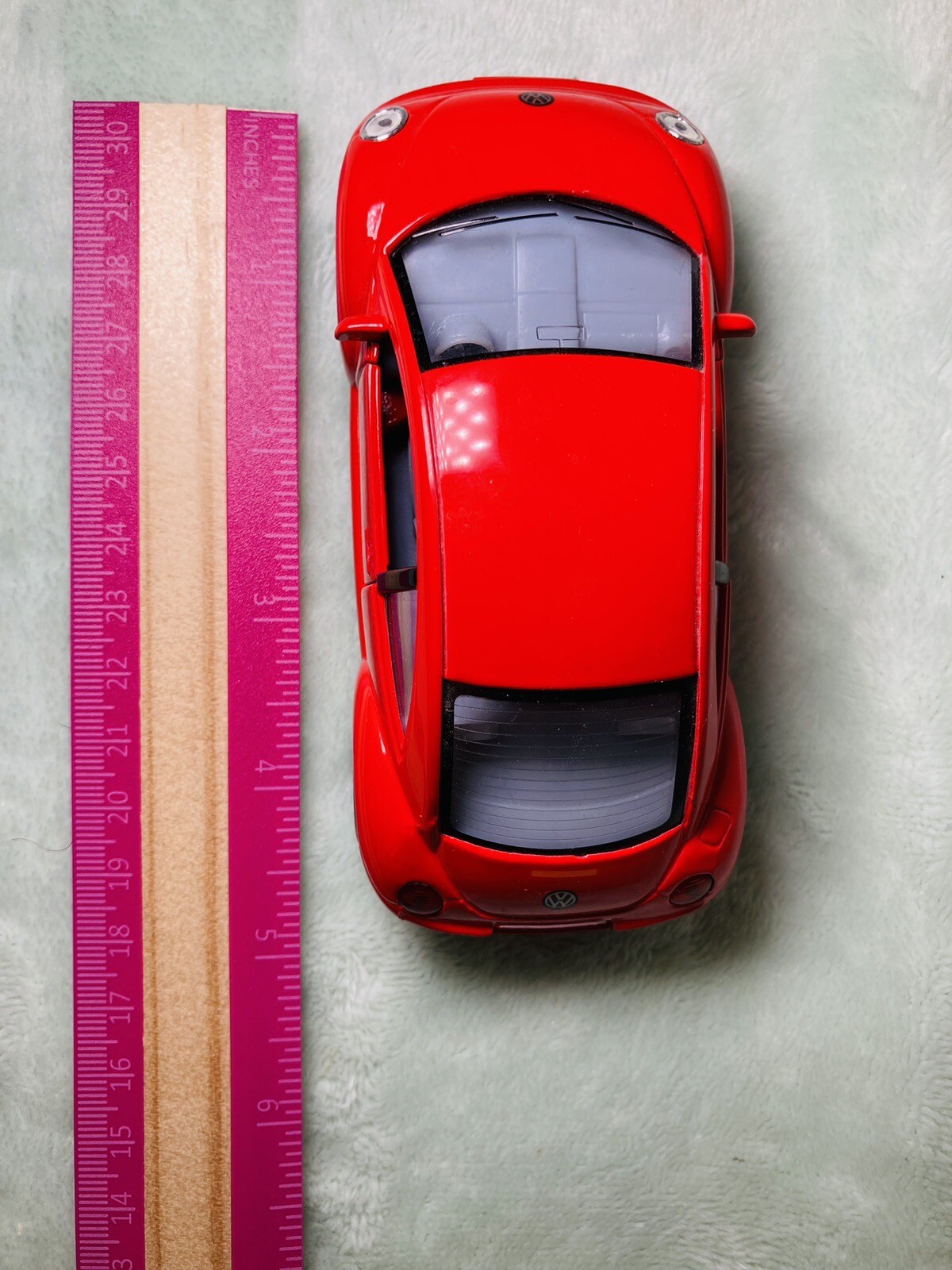 Kintoy – 1:32 Scale Red Volkswagen New Beetle Bug Pullback Racer