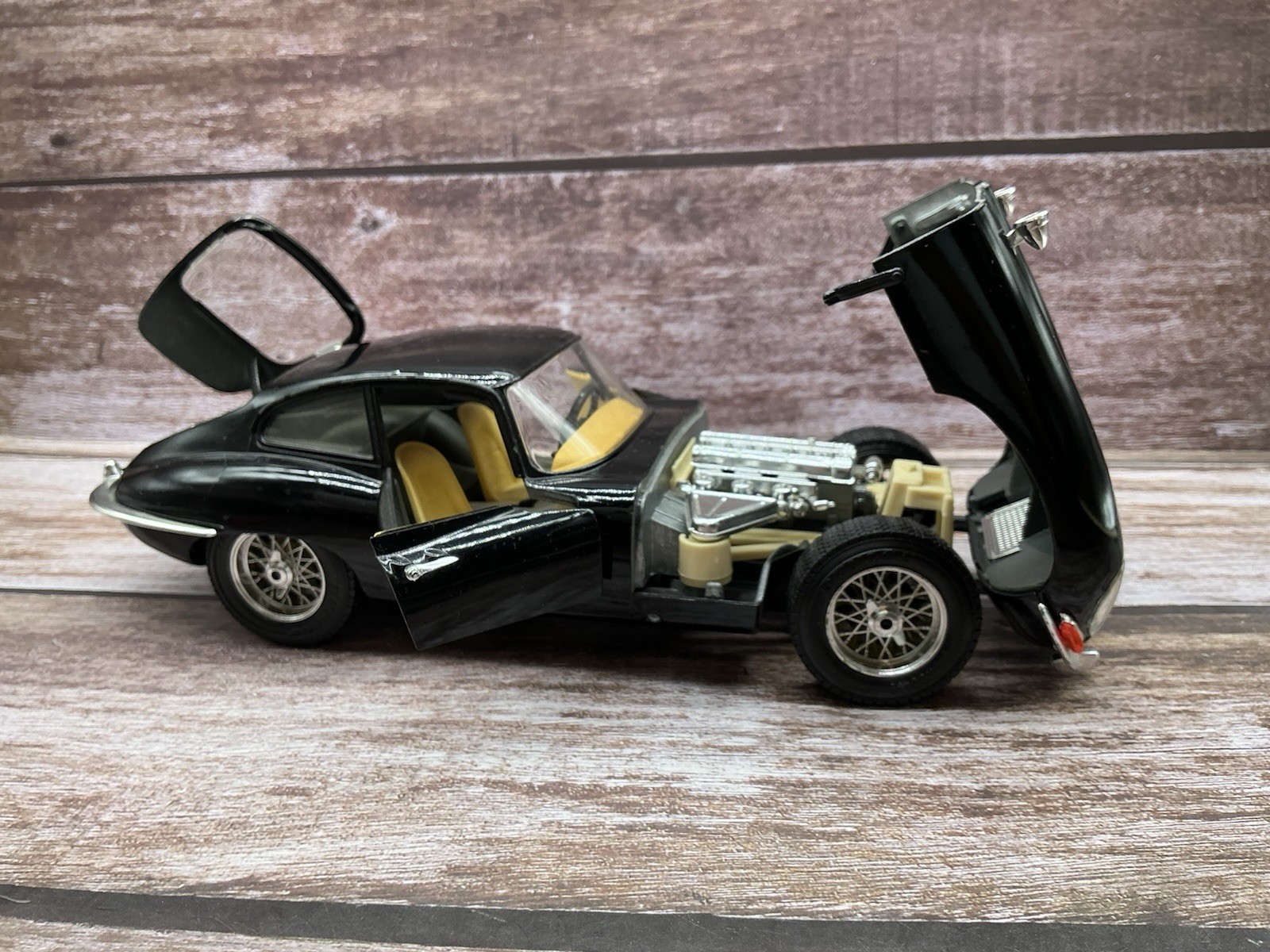 Burago 1/18 ~ Jaguar E-Type Coupe ~ Black