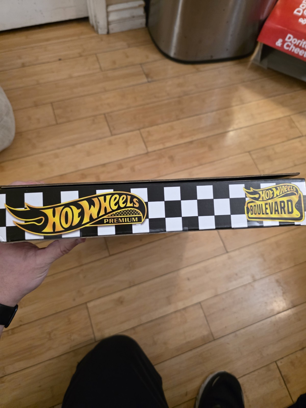 Hot Wheels Boulevard 25-Car Premium Die-Cast 1:64 Scale Sports Cars Factory Set