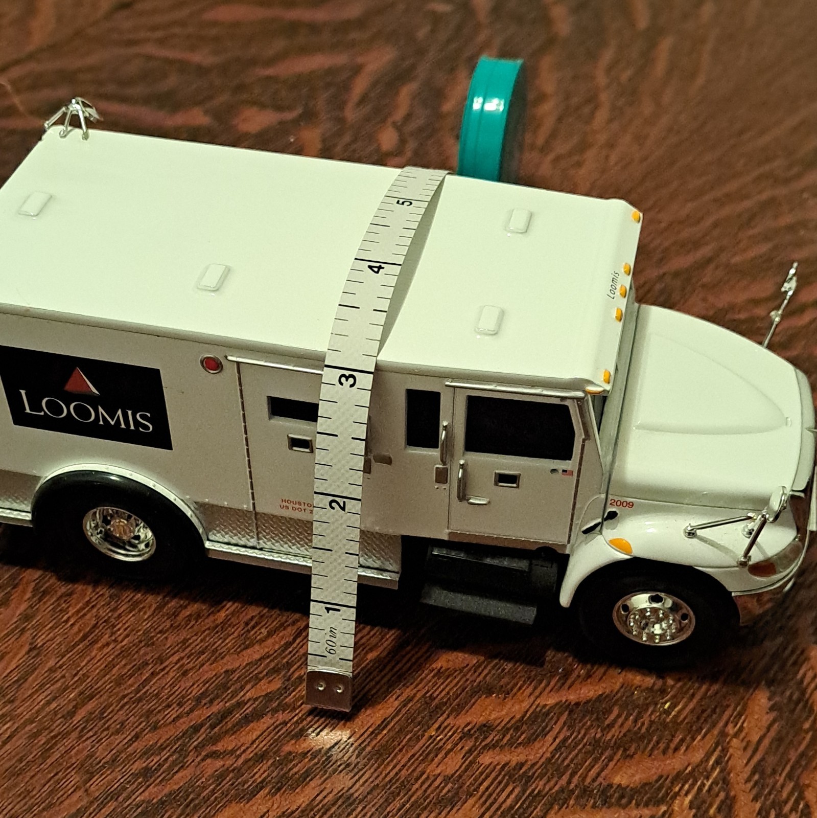 Loomis International Armored Truck 2009 Diecast 1:43 White Silver Black