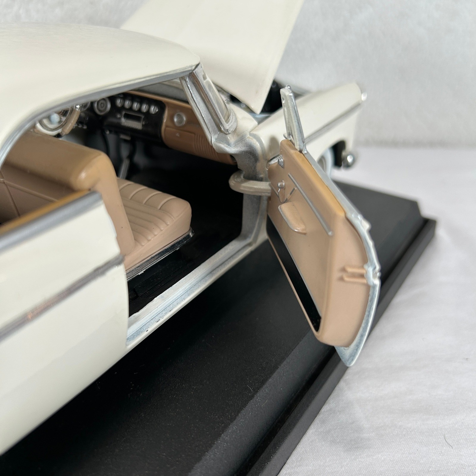 Maisto Chrysler 300B 1956 Cream 1:18 Scale Diecast Model Car with Display Stand