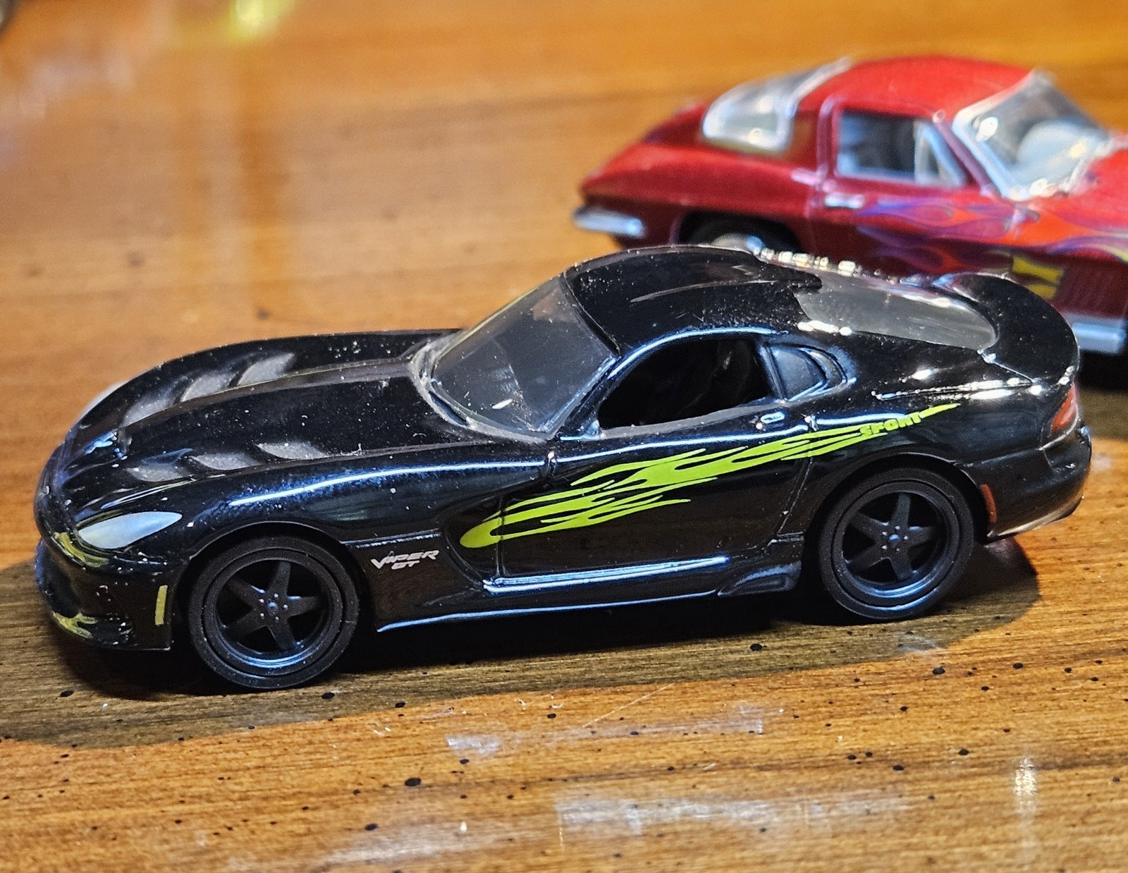 Auto World SUPER RARE Deluxe Series 1967 Chevy Corvette & 2017 Dodge Viper.