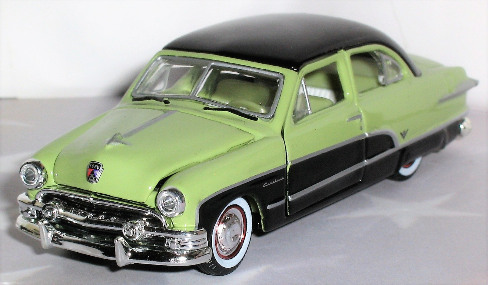 1/64 = 1951 51 FORD CRESTLINER / FORDOMATIC DRIVE V8 / Hood & Door Open Car