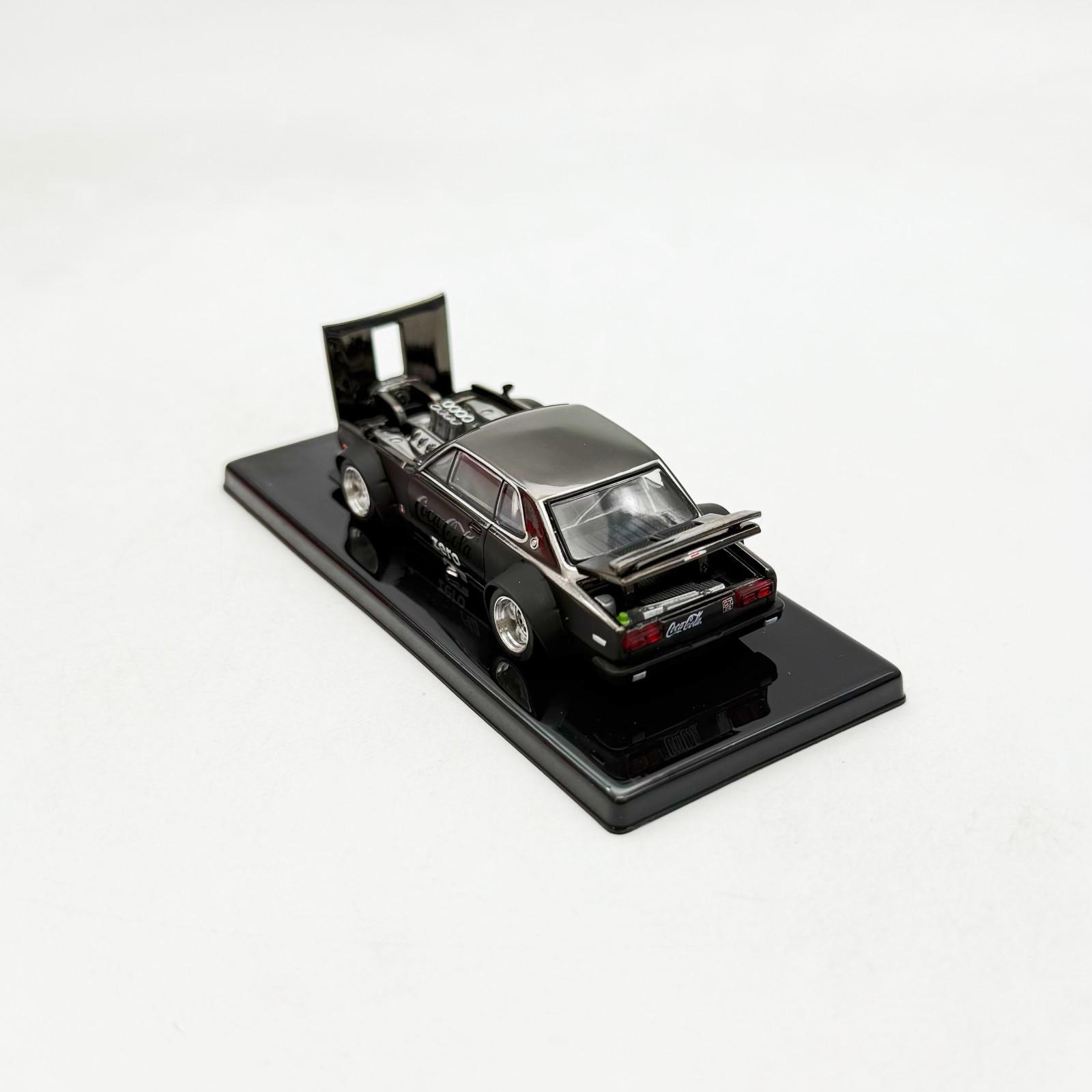 Pop Race 1:64 Coca-Cola Nissan GT-R V8 Drif Hakosuka Black #144