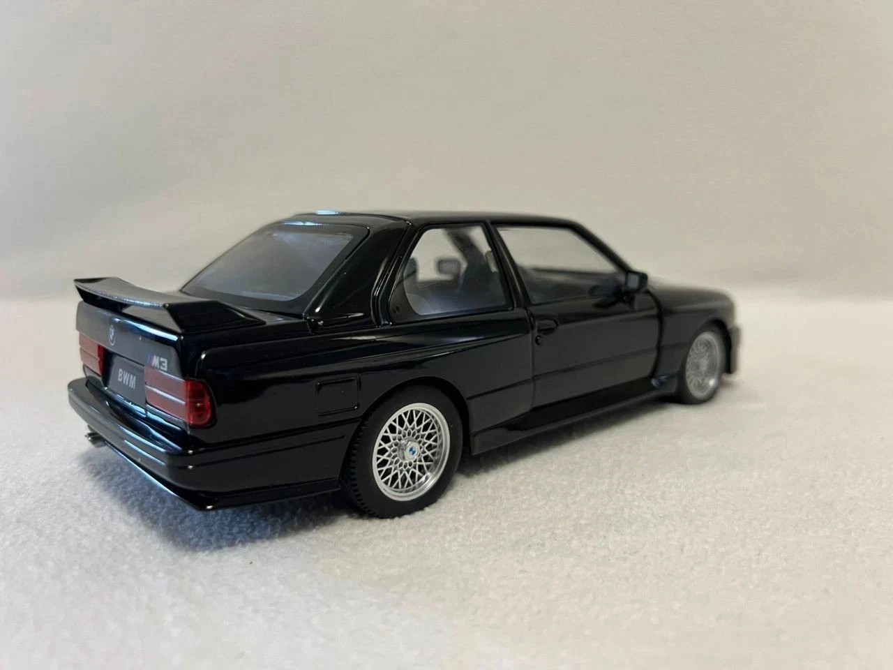 1:24 BMW M3 E30 Diecast Car Alloy Model – Sound & Light Classic Vehicle Toy Gift