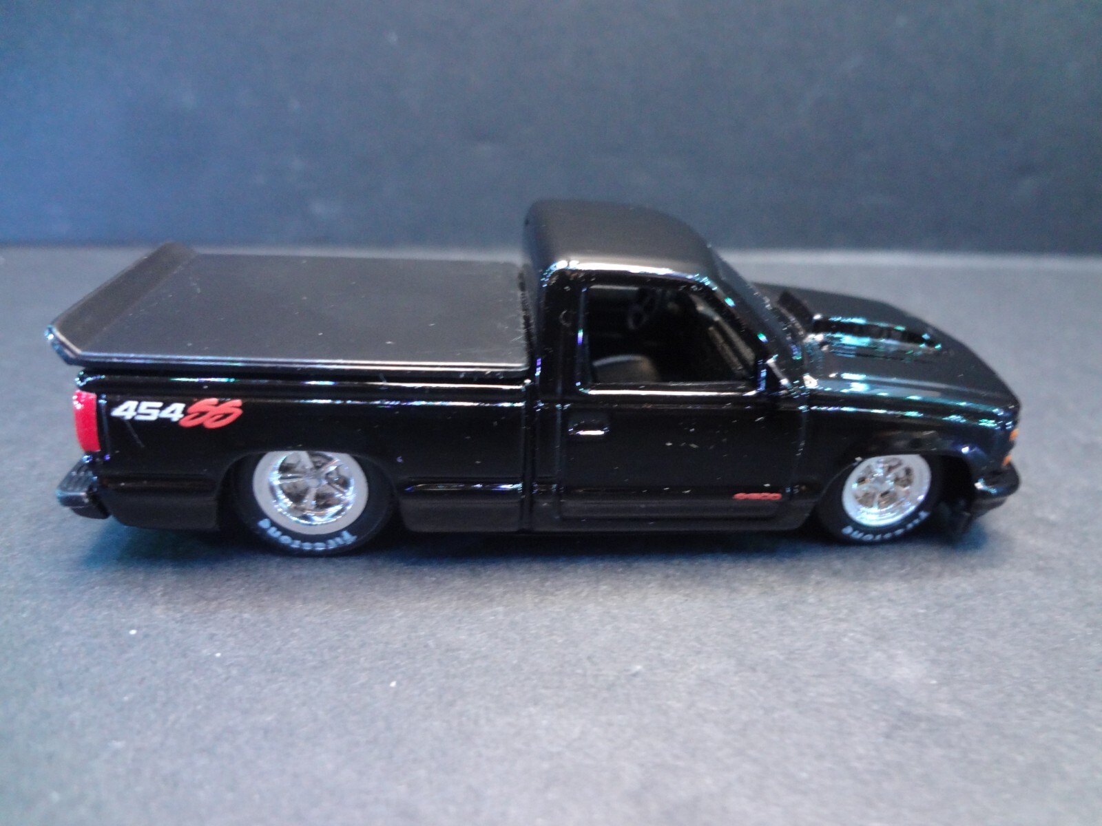 MaisTo 1993 Chevrolet 454 SS Pickup black w/ removable bed cover – Loose 1:64
