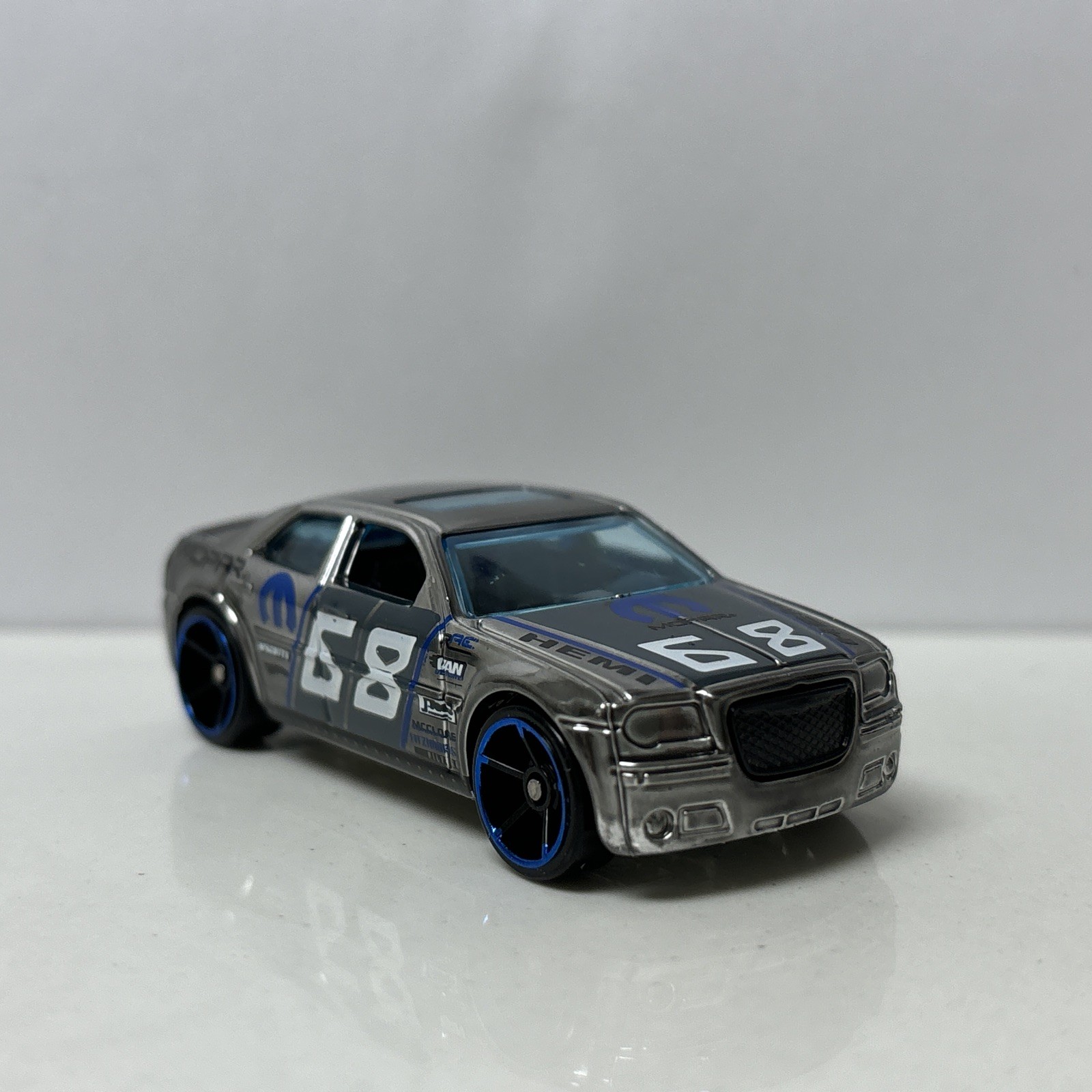 2005 05 Chrysler 300C HEMI Collectible 1/64 Scale Diecast Diorama Model