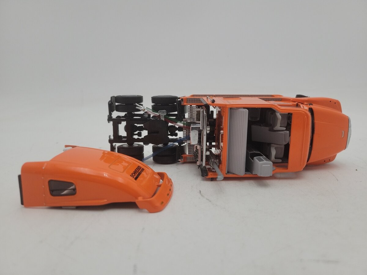 DHS 1:50 Scale Diecast Freightliner Century w/East Flatbed Trailer Schneider/Box