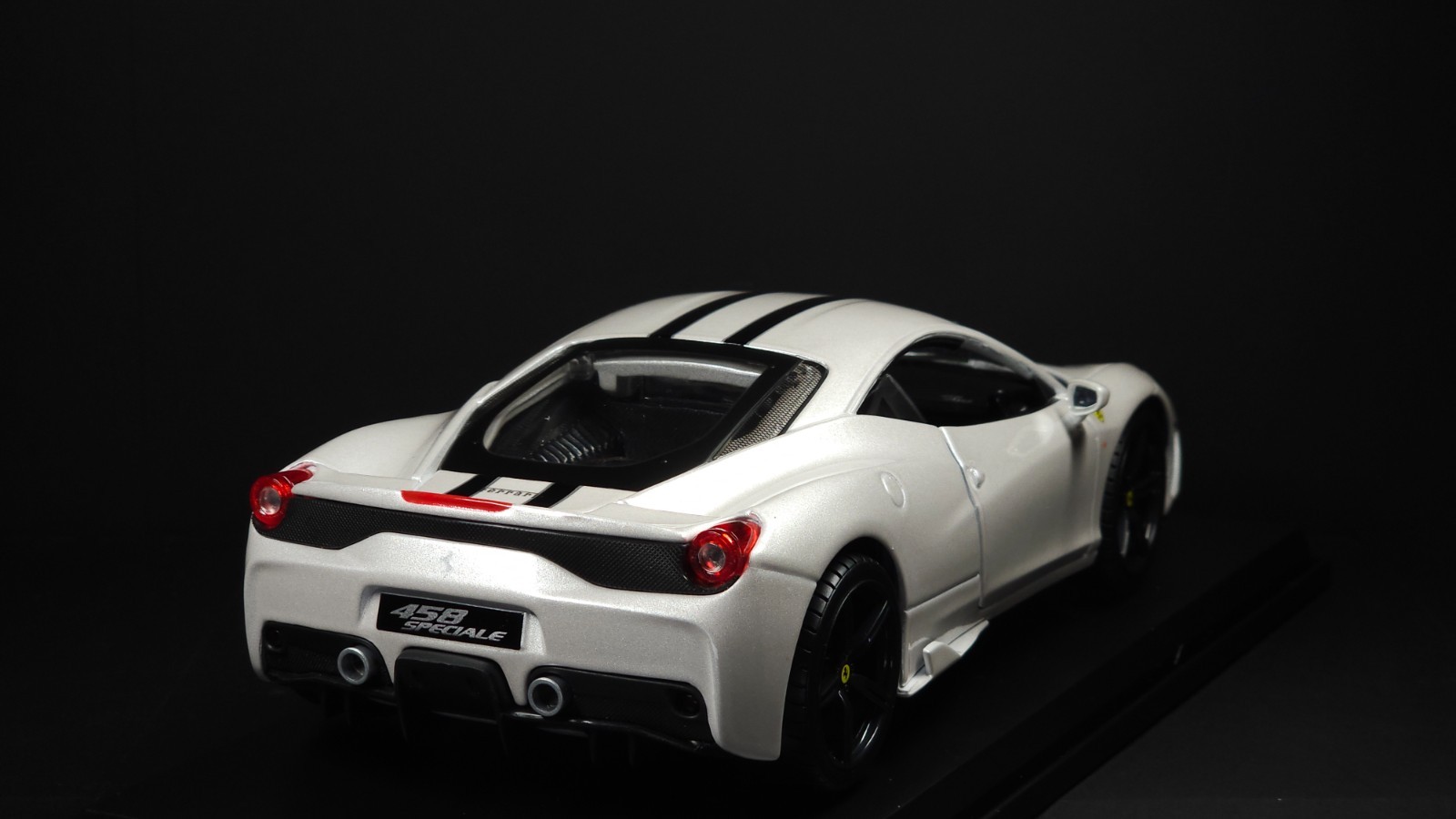 458 Speciale 1:18 Maisto Exclusive Style Special Edition – White