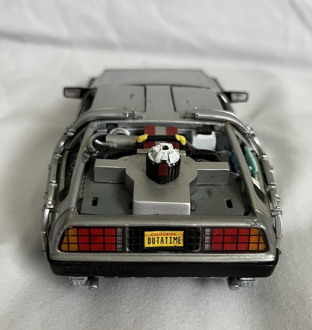 Welly 1:24 BACK TO THE FUTURE II DELOREAN Time Machine Universal Studios Car