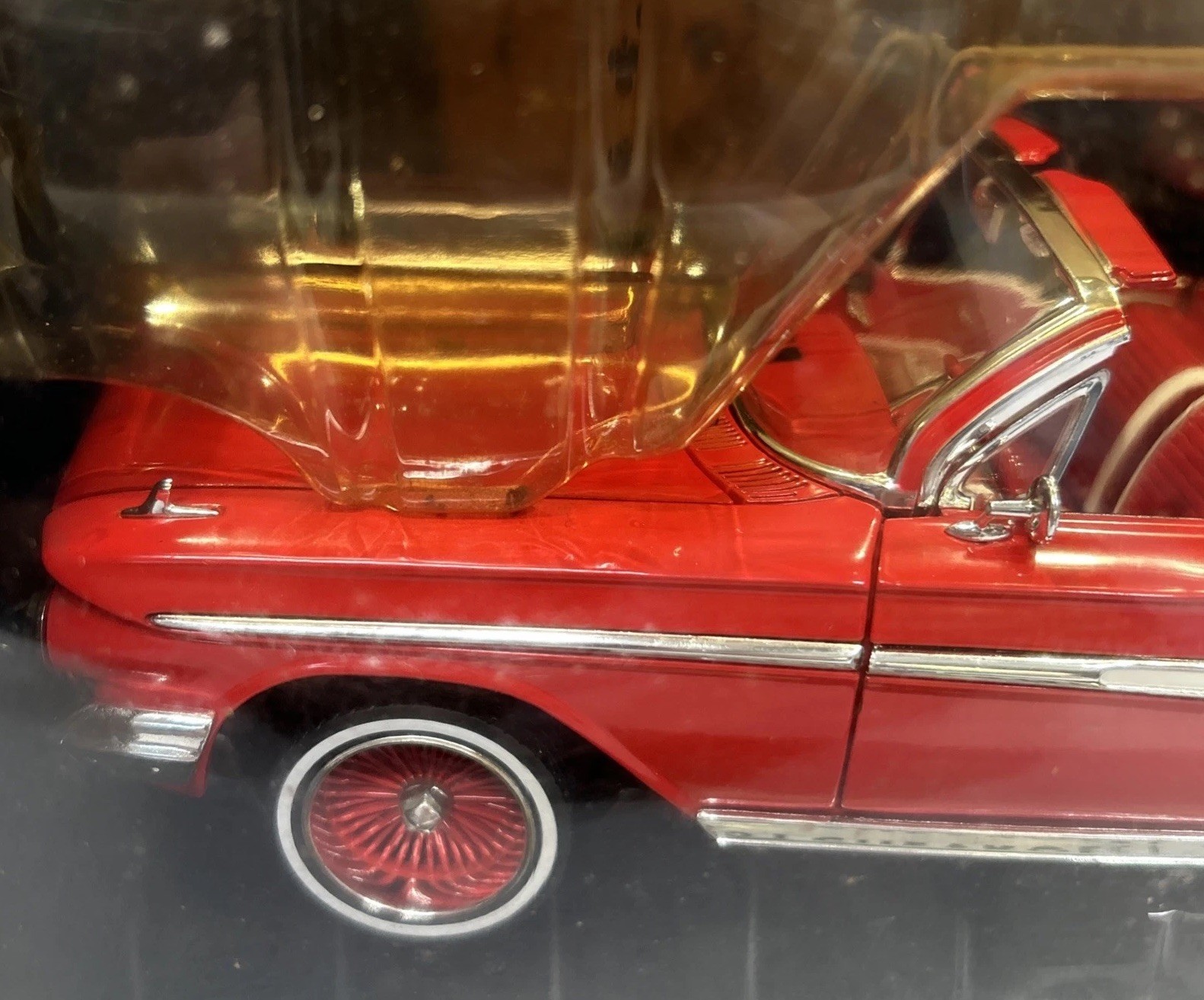 1:18 Malibu International Loc Riderz ’61 Chevy Impala SS Convertible Lowrider