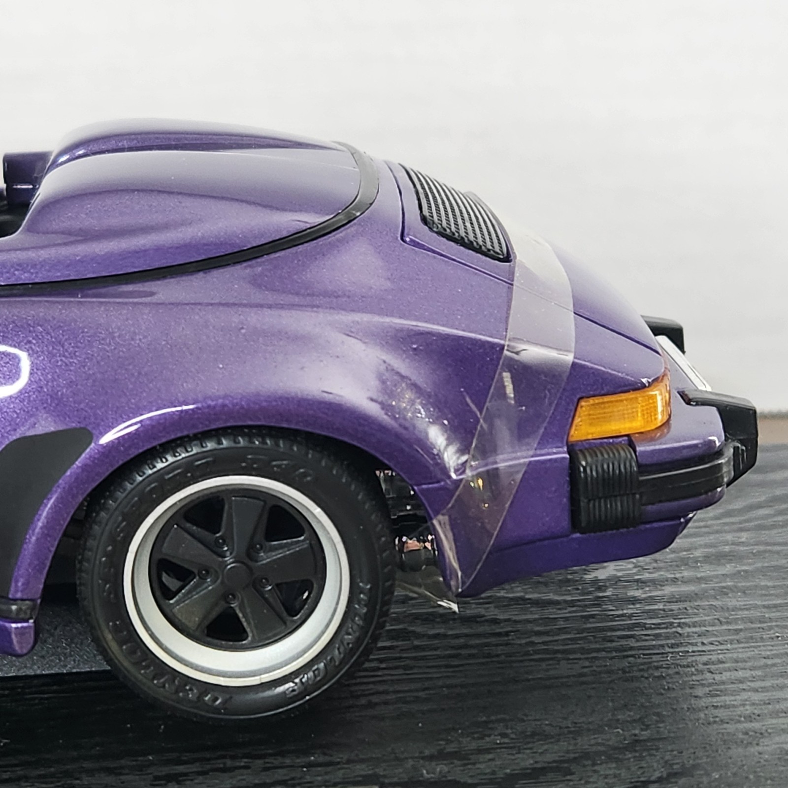 Maisto 1989 Purple Porsche 911 Speedster 1:18 Die Cast With Stand New Open Box