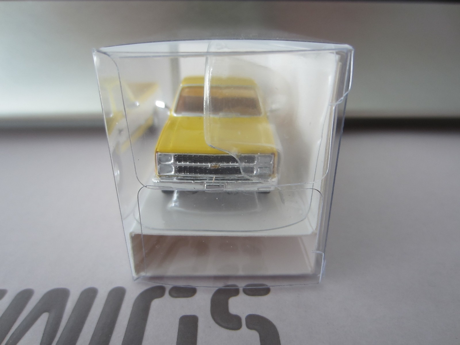 BREKINA 19655 CHEVROLET C 20 PICKUP YELLOW – model is PLASTIC – HO / 1:87 scale