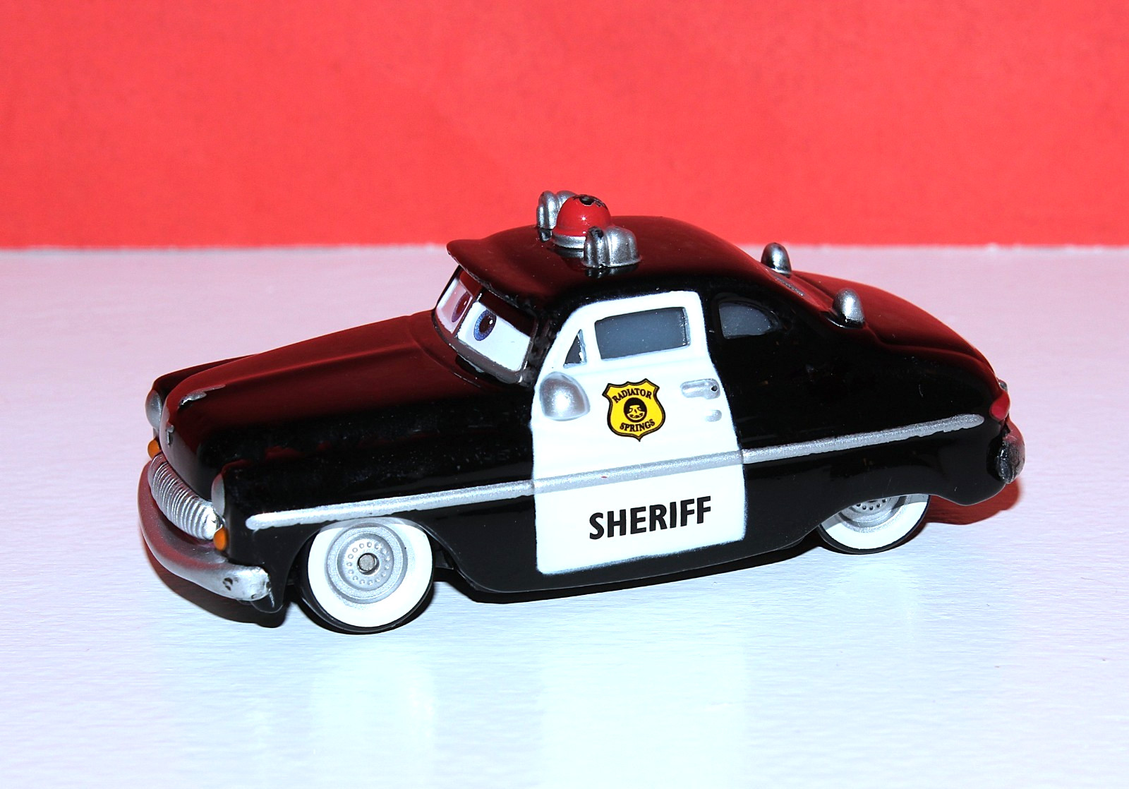 DISNEY PIXAR CARS “SHERIFF” 1949 MERCURY 1:55 DIECAST GOOD/CHIP ON RED LIGHT