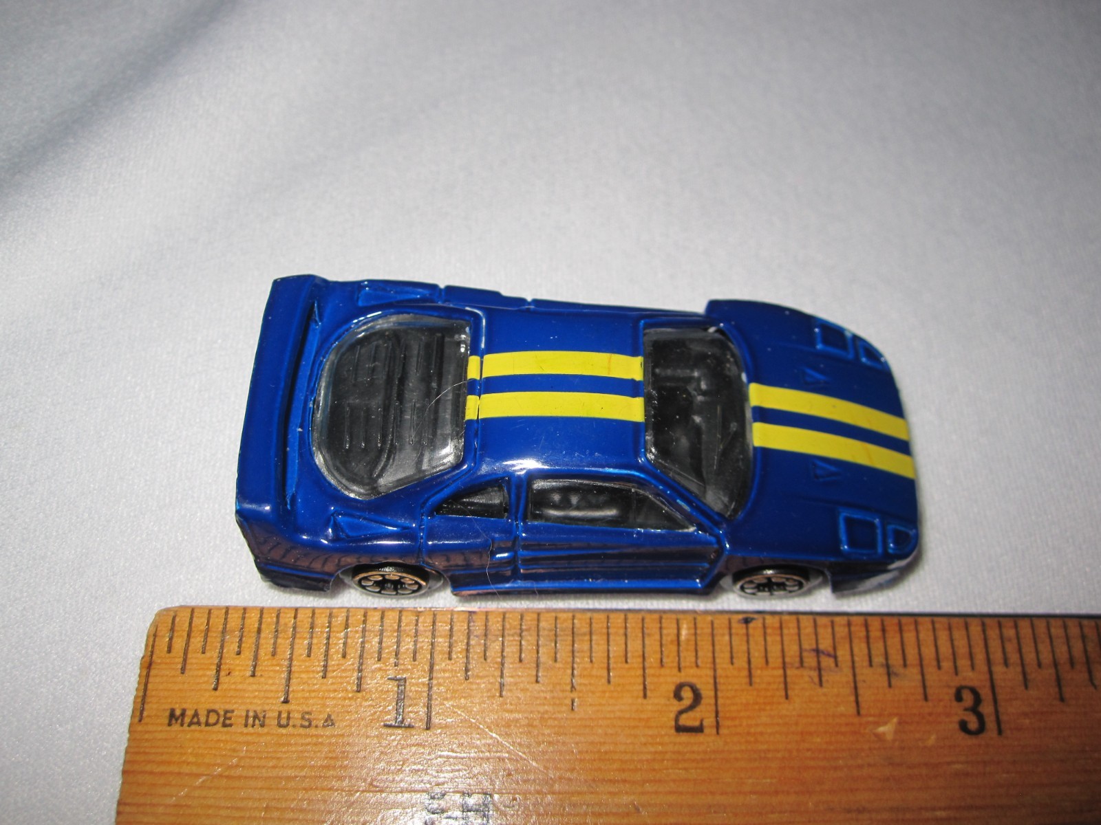 Diecast Ferrari F40 blue and yellow