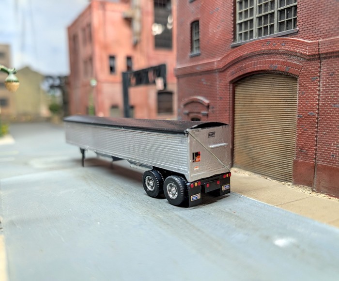 1/87 HO Scale Custom Built 42′ Covered Grain Trailer. 3D Printed Models