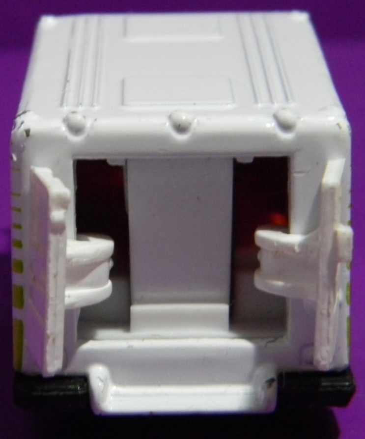 MAISTO PARAMEDIC AMBULANCE EMERGENCY VEHICLE DIECAST TRUCK