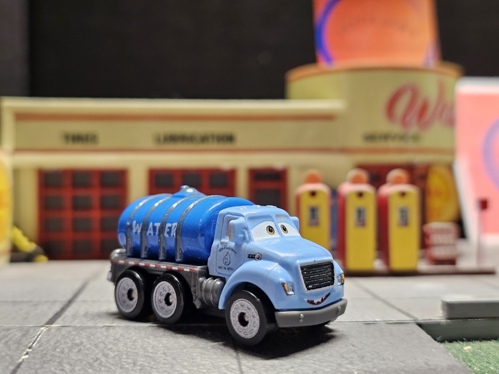 Mr Drippy 1:110 2016 Disney/Pixar Cars 3 Mini Racers Thunder Hollow Demo Derby L