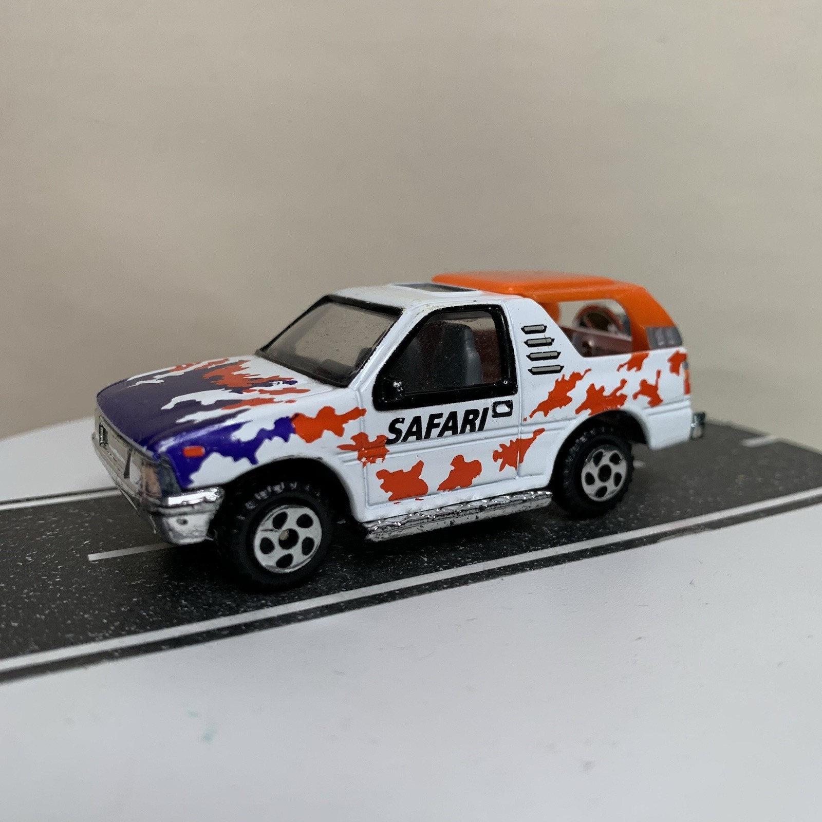 Unbranded Diecast Realtoy 1989-1994 Isuzu Amigo 2-Door SUV White Safari 1:64 NM