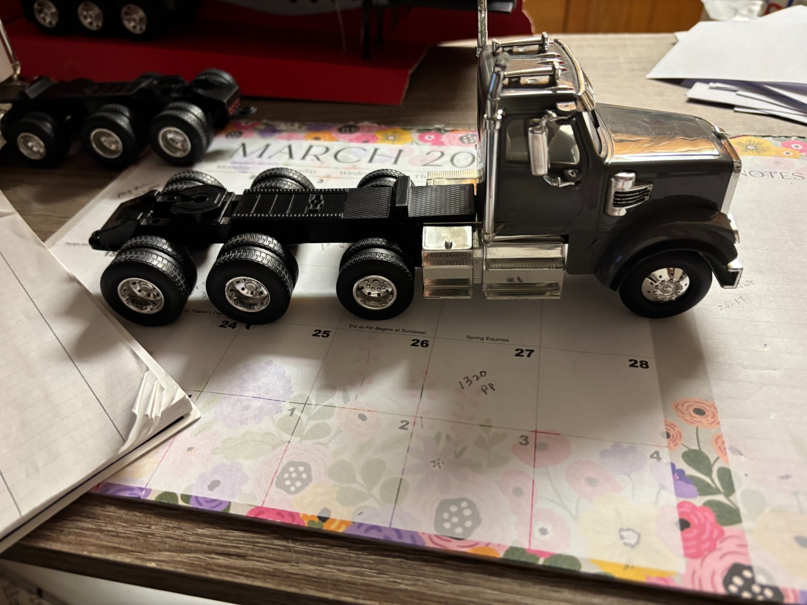 1/32 ERTL-TOMY FREIGHTLINER 122SD DAY CAB SEMI TRACTOR, NO PACKAGING # C264