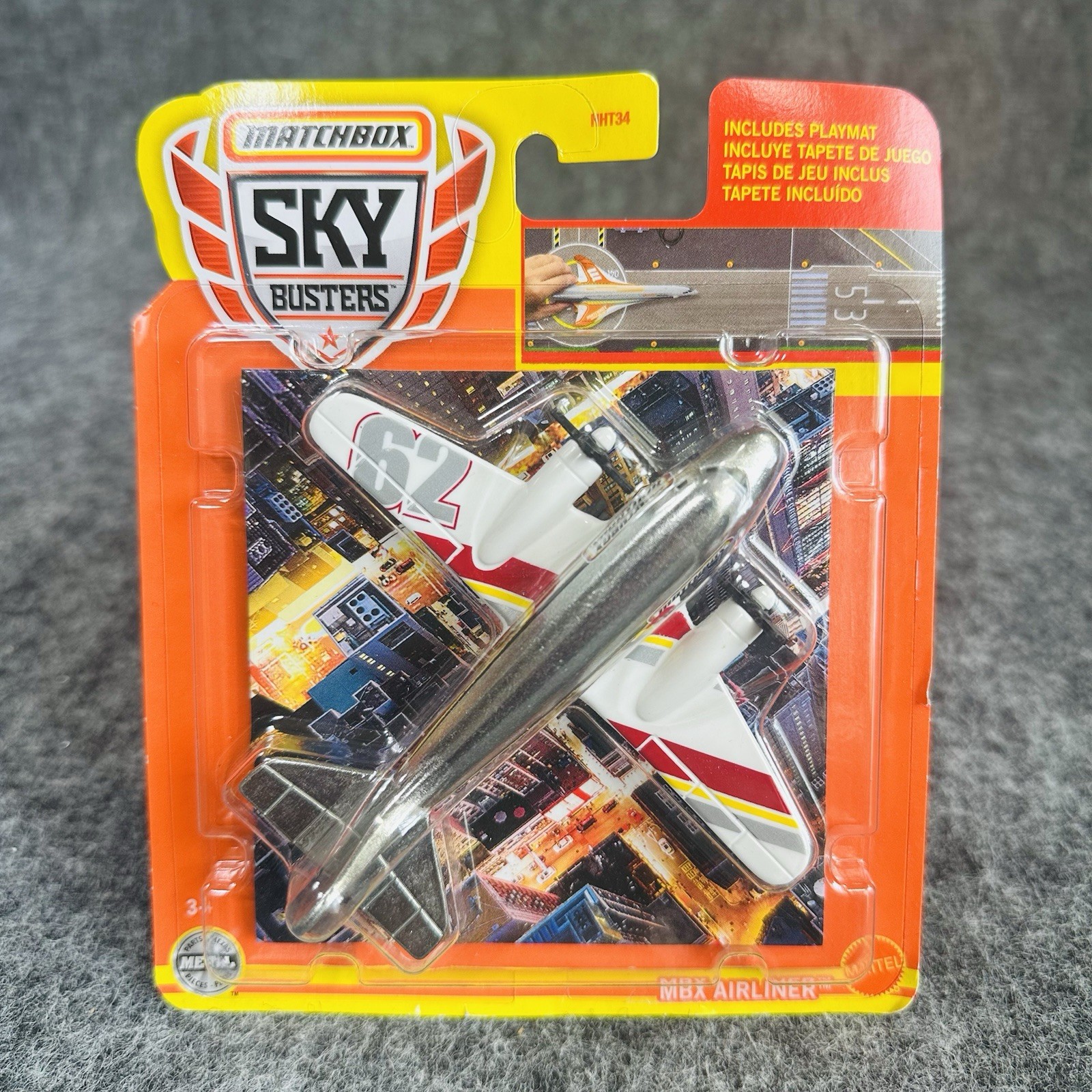 Lot of 2 Matchbox Sky Busters MBX Airliners 10/33 Silver & 5/31 Bronze w/playmat