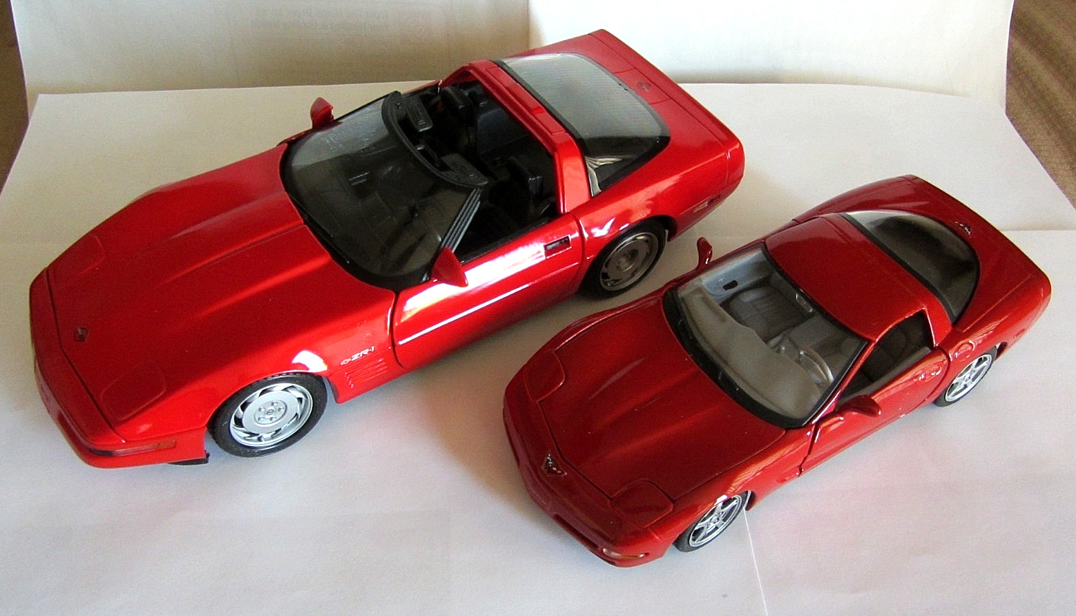 LOT OF 2 1992 RED CHEVY CORVETTE ZR1 1:18 & 1997 RED CORVETTE 1:24 BY MAISTO