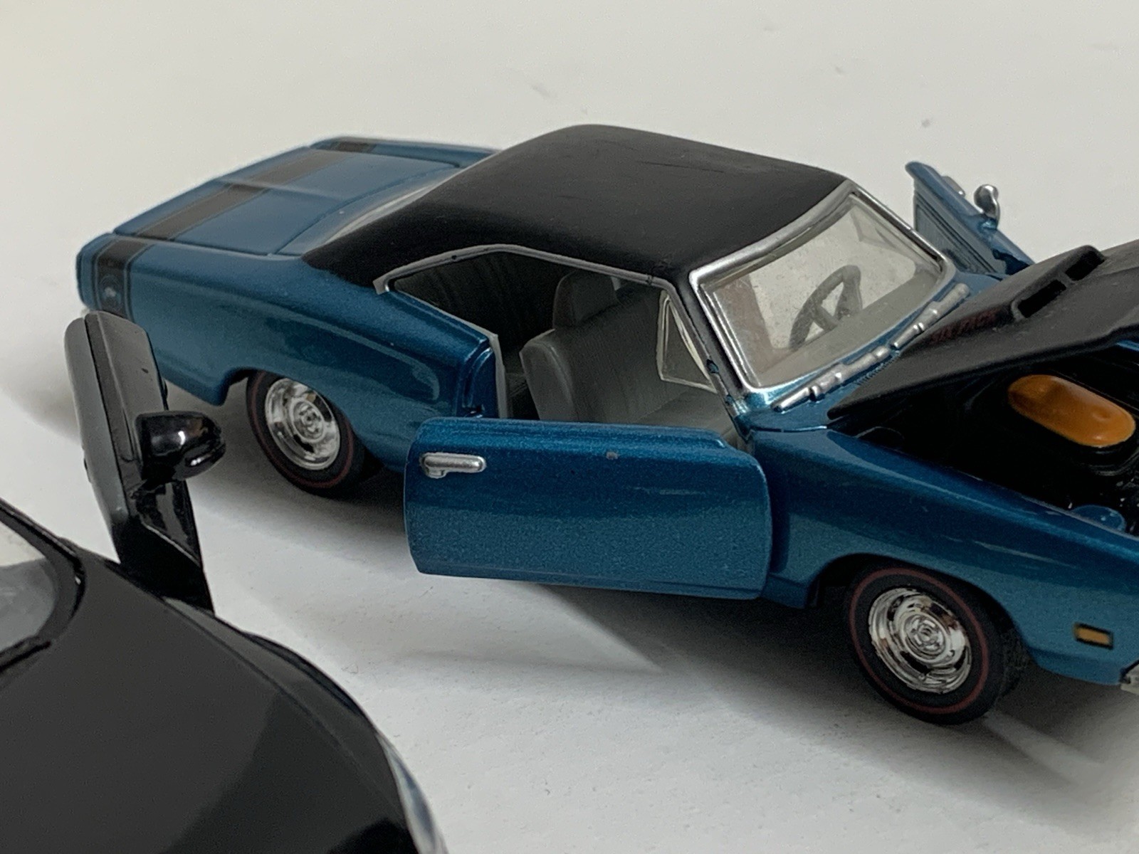 Lot Of 2 Toy Cars Die-cast And Plastic Hot wheels And Other Brands Preowned.