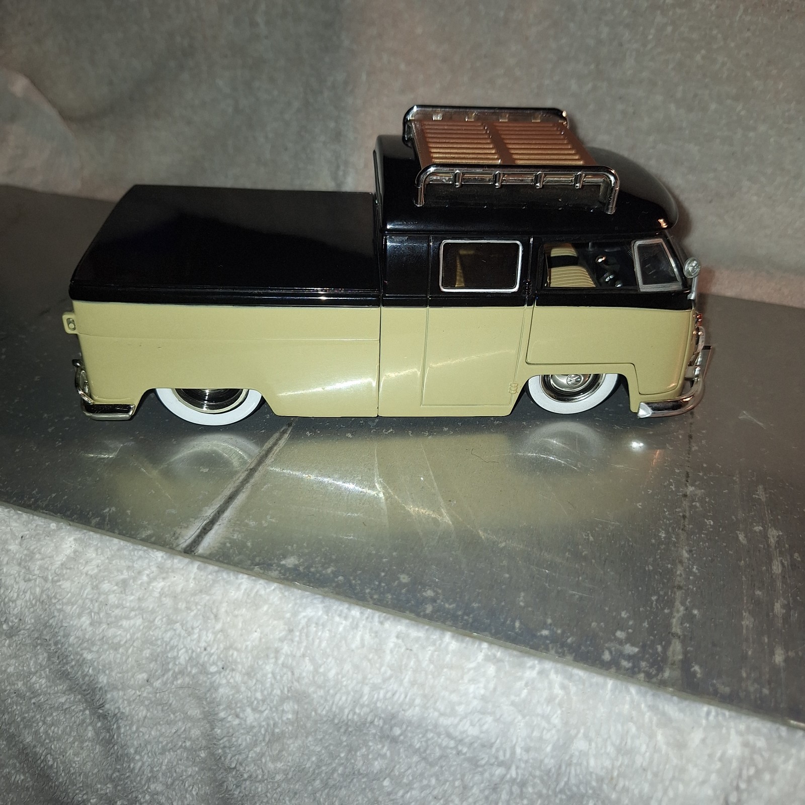 JADA V DUBS 1963 VW BUS PICKUP W RACK 1:24 Black & Tan Volkswagen JADA TOYS