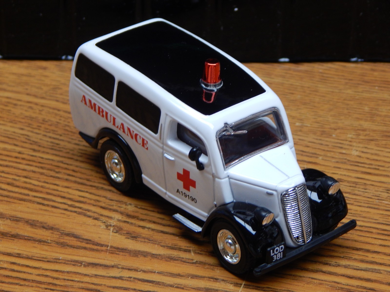MATCHBOX YYM38060 1950 FORD E83W UNITED KINGDOM AMBULANCE DIE CAST WCOA NIB 1/64