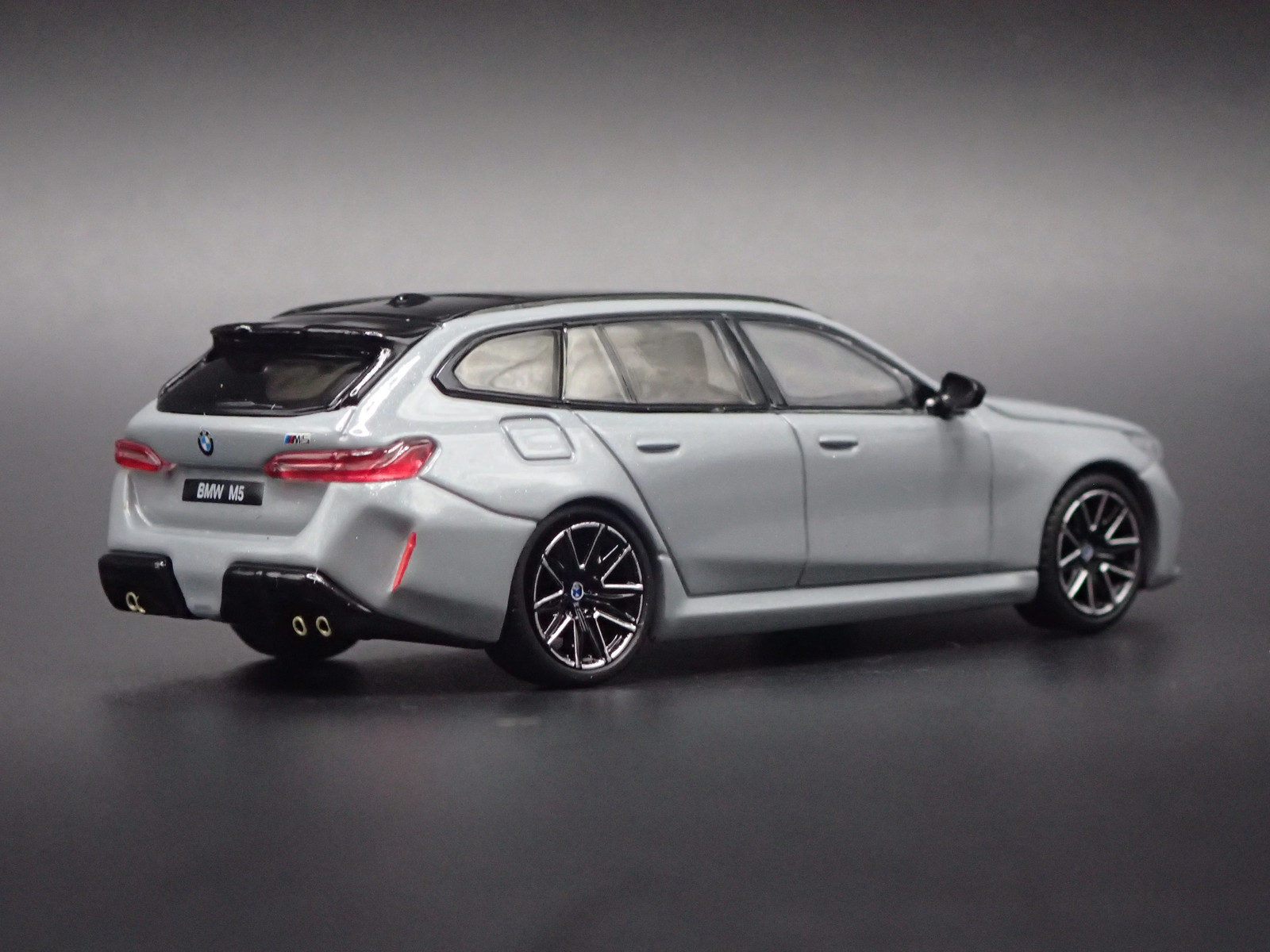 BMW M5 TOURING STATION WAGON GRAY 1/64 SCALE DIORAMA DIECAST MODEL CAR